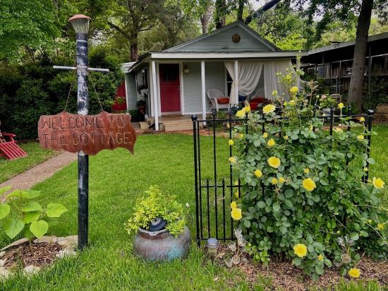 Garden Cottage, Far From The Maddening Crowd but so close to the night life!
