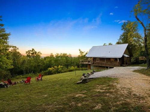 Cozy Cedar Lodge surrounded by Ozark National Forest with great views!
