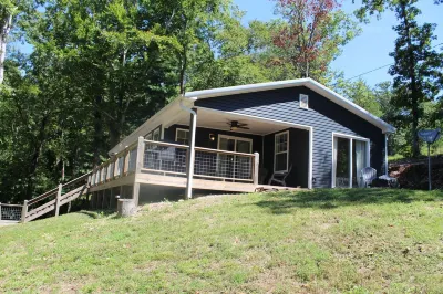 Cozy lake cottage minutes from Lake Barkley Resort and Land Between the Lakes.
