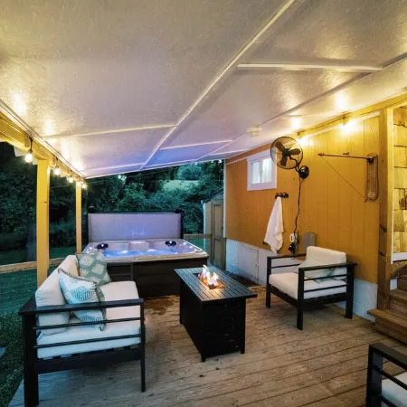 Black Mtn Cottage w/ hot tub + dog friendly - 20 min to Asheville