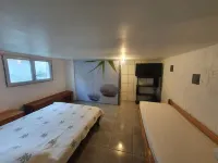 50 m2 basement apartment (ceiling height 1.80 m) Hotel a Figari