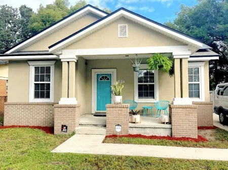 Urban Bungalow 5min to Ever-bank Field Отели в г. Дувал