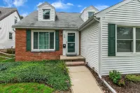 Immaculate home close to MSU, hospitals & downtown!