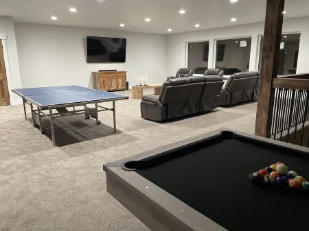 NEW CABIN 8 EN SUITES BY YELLOWSTONE LAKEFRONT HOA AC HOT TUB WIFI PICKLEBALL