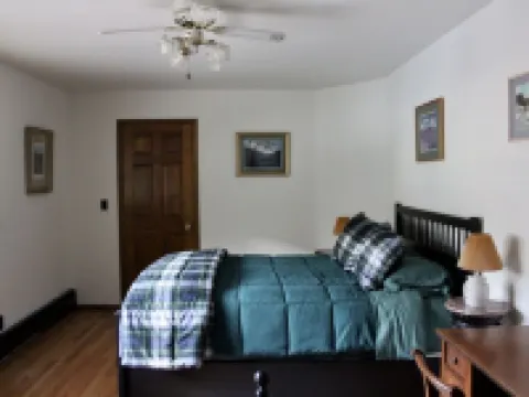 Spacious home in the Heart of 46 High Peaks on The AuSable River - 8-12 Guests Hotels in Keene