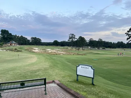 “The Cradle Cottage", 3 bed-2 bath, renovated condo a short walk to Pinehurst CC