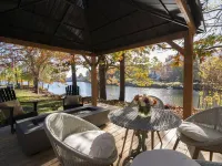 Waterfront Holiday Vacation Villa New England - 2 min from Ocean W/ fireplace Hotels in New London