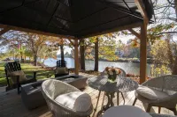 Waterfront Holiday Vacation Villa New England - 2 min from Ocean W/ fireplace