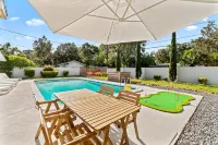 Family-Friendly Gainesville Home - Walk to UF - Pool + Sleeps 16