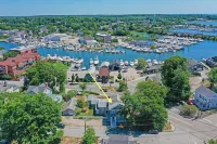 Arden House DT Mystic 3BR Lux Family Getaway