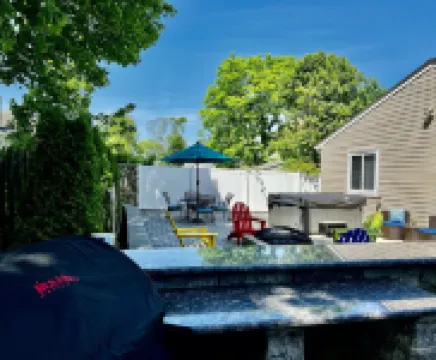 Beautiful home close to the beach with hot tub Hotels in Long Branch