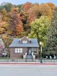 The Riverside Brickhouse- 6 Bedrooms, 2 Bathroom, Riverviews, Grill, AC/Wifi
