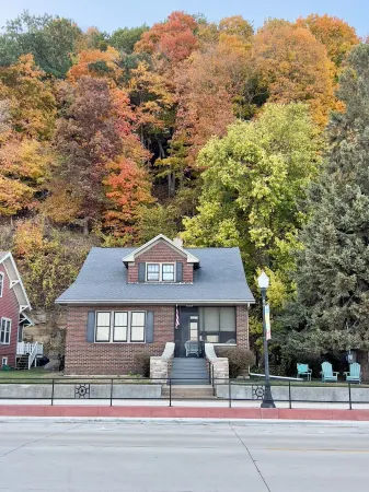 The Riverside Brickhouse- 6 Bedrooms, 2 Bathroom, Riverviews, Grill, AC/Wifi Отели в г. Clayton County