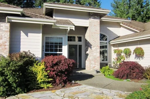 Large One-Story 4BD/2BA Home with Office, Covered Deck, Waterfall, and Nature - badewanne