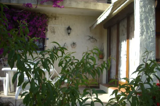 GROUND FLOOR OF VILLA facing the tip of Giens