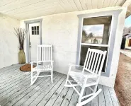 Cozy Home in Old Town on Main St 2BED-2BA Steps away from wine & food!