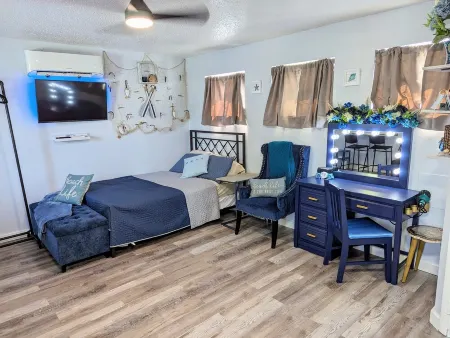 Surf Shack - Soak up the Sun!