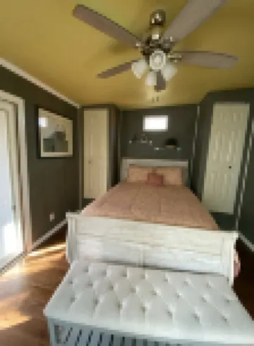 Cozy cottage in the country w/ hot tub! 20 minutes away from downtown Austin