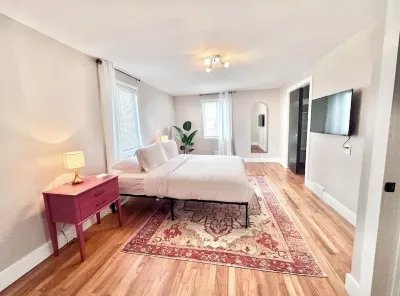 Stylish, Spacious, 4 TV's, Game Room w/ Bar and Lounge Area