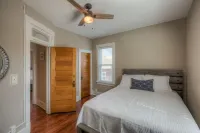 3507 Fabulous Midtown Townhome! Walk to TWO entertainment districts! โรงแรมใน