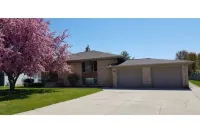 Hidden Gem! Beautiful Lower Level Townhome-1 mile from Lambeau