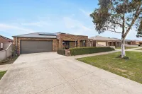 13 bedrooms,6.5 bathroom, sleeps 40+, playgrounds, giant checkers, table tennis Hotels near Sturni's