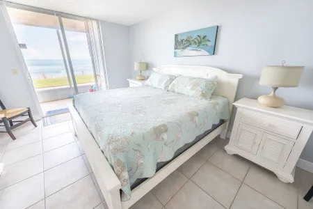 Beachfront Vacation Rental, Well Maintained & Decorated, Steps To The Beach. Отели рядом с достопримечательностью «Irene H. Canova Park»