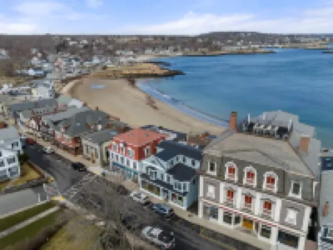 Rare Waterfront Luxury Penthouse Bearskin Neck