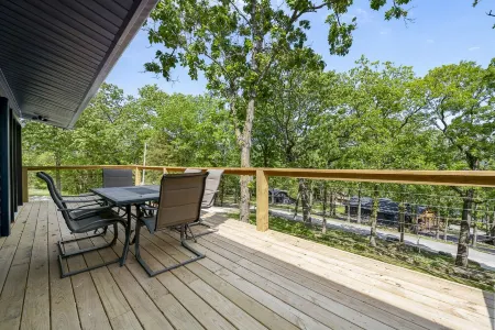 LAKEVIEW- Newly updated, minutes to marina