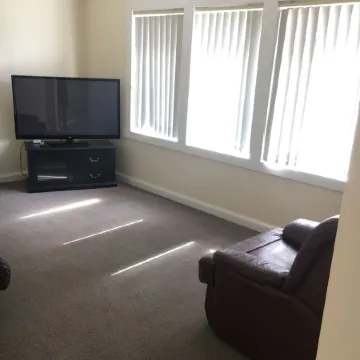 Entire House 3 bedrooms, 5 minute walk to town centre and 1 minute to beach