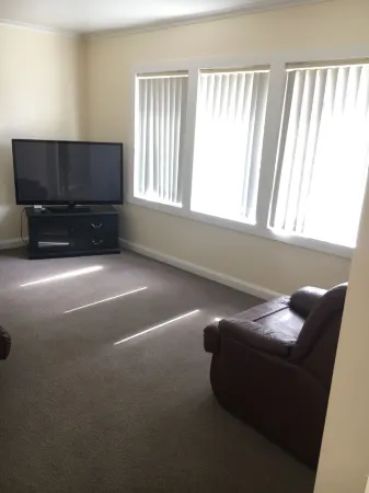 Entire House 3 bedrooms, 5 minute walk to town centre and 1 minute to beach