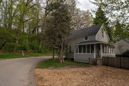 Corner Cottage, Downtown Saugatuck