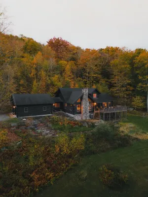 Amber Acres Lodge; Spacious Log Cabin with Mountain Views and Lake Access