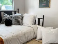 The Rosie Roots - Cozy Pet Friendly House Hotels in Greenfield