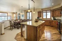 Luxury, END UNIT townhome w/amazing views & privacy. High-end furnishings. Cozy.