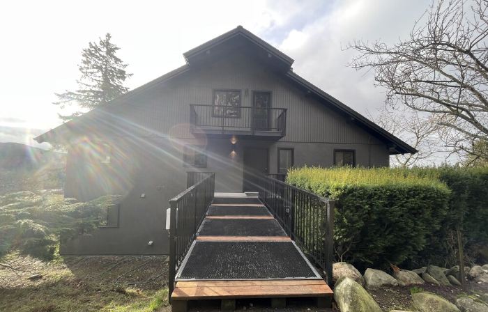 South Skagit Sahale Chalet  with views 8 minutes from downtown