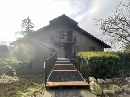 South Skagit Sahale Chalet  with views 8 minutes from downtown
