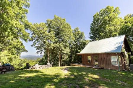 Cozy 2-BR cabin in the beautiful Arkansas forest!