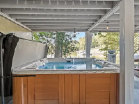 Lakefront Retreat - Sleeps 18 - Kayaks + Hot Tub Hotels in Steele Creek