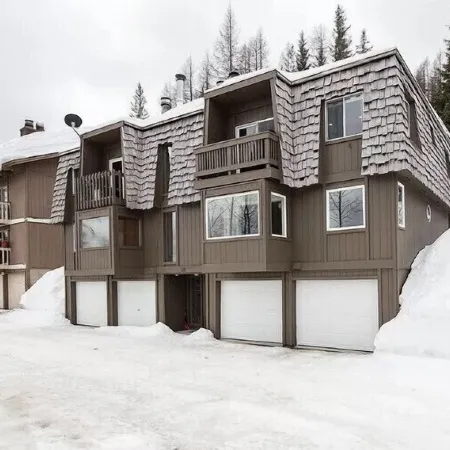 Stay and play, sleeps 6 with a beautiful view of Schweitzer Mountain