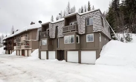 Stay and play, sleeps 6 with a beautiful view of Schweitzer Mountain Отели в г. Сандпойнт