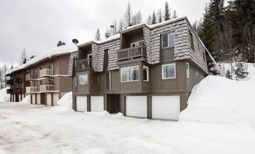 Stay and play, sleeps 6 with a beautiful view of Schweitzer Mountain