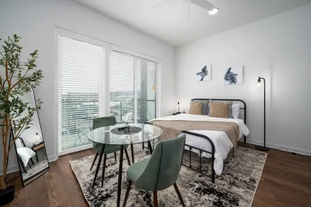 Modern Studio Getaway w/Private Balcony Отели рядом с достопримечательностью «Университет Алабама в Бирмингем»