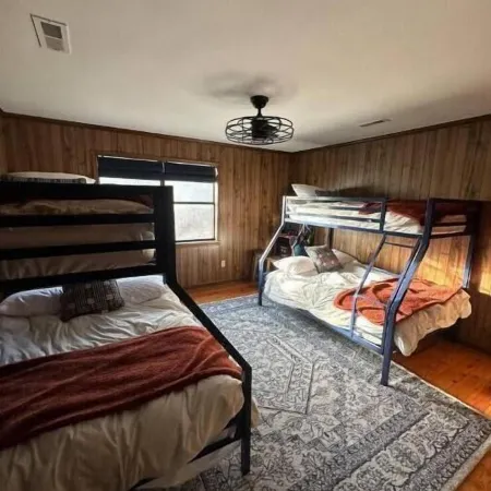 Charming River Cabin Retreat, Sleeps 14, near fishing and hunting + boat parking