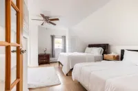 A Modern Getaway Perfect for Families & Business 딕스 힐스 호텔