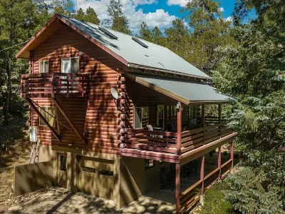 Family Fun Log Cabin - Game Room, Slide & Hot Tub! Upper Goldwater Lake parking附近的飯店