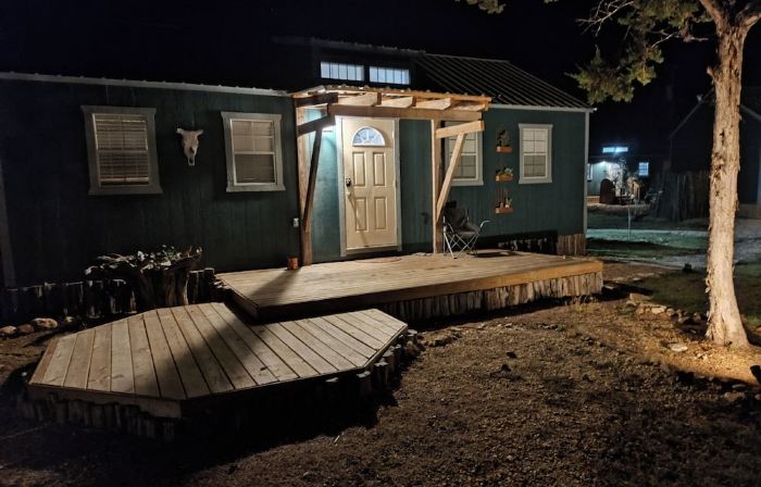 One bedroom cabin with an extra loft sleeping space minutes from the Frio River!