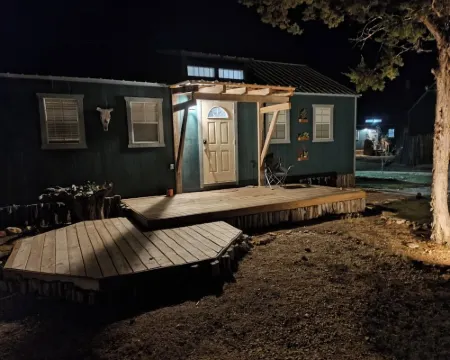 One bedroom cabin with an extra loft sleeping space minutes from the Frio River! Hotels in Real County