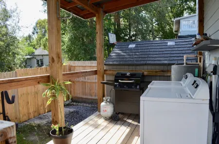 Walkable to Downtown DeLand & Stetson University - Beach 30-45 Minute Drive Отели рядом с достопримечательностью «Мелчинг Филд эт Конрад Парк»