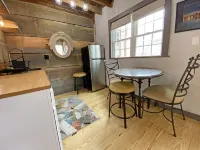 Cozy 2BR with Rustic Decor Near Downtown Hotels in Belfast